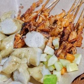 Sate Sapi Bumbu Kecap + Lontong menu Sate Madura Kantor Pos, Melong Raya