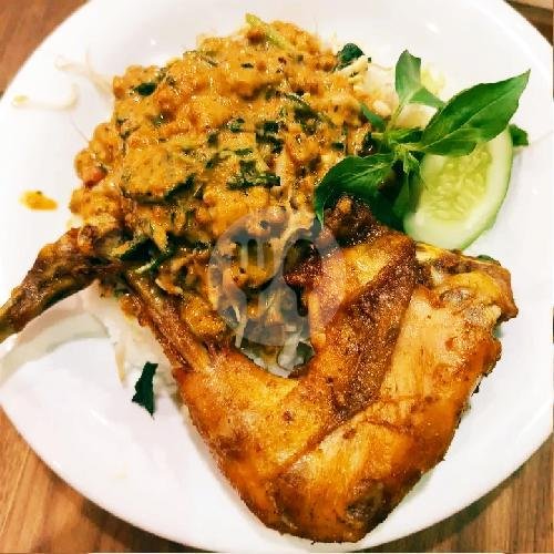 Lalapan Ayam Goreng + Es Teh menu Masakan Bunda Mila, Jl Tidar Belakang Ruang Micro