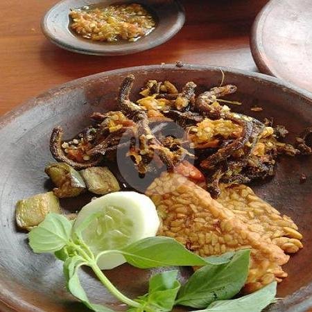 Nasi,Pecak Nila,Lalapan,Terong Goreng+Tahu Tempe menu Pondok Pecak Belut Dan Ikan Gabus Mbak Surati, Pulogadung