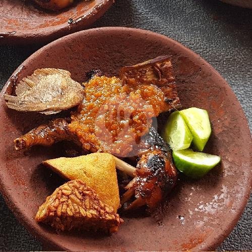 Nasi Putih menu Ayam Cobek HQ, Riau