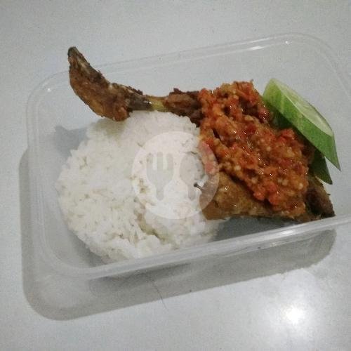 Review Kuliner: Menikmati Keistimewaan Ayam Goreng Saus Mentega di Demangap, Senen