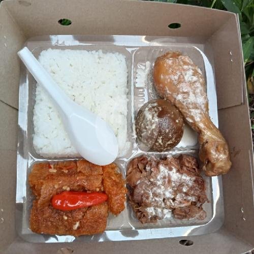 Nasi Gudeg Krecek Daging Telor menu Gudeg, Brongkos, Gulai Sapi RM Priyayi, Kartasura