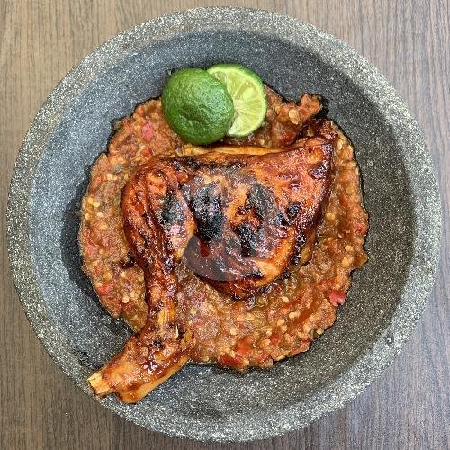 Nila Bakar menu Ayam Cobek Jontor, Cempaka Putih