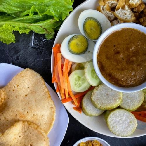 Es Buah Spesial menu Es Teler, Mie Kopyok, Gado-gado 88, Jl Woltermonginsidi 109 SMG