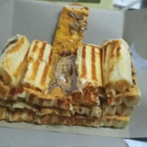 Roti Kasino 1/2 Keju  1/2 Kacang Coklat menu Roti Bakar Halteu - Garuda