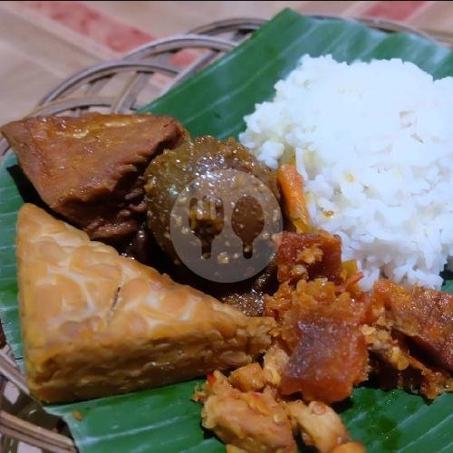 Nasi Gudeg Paha Atas Telor menu Gudeg Yu Djum Wijilan 31, Plengkung Wijilan