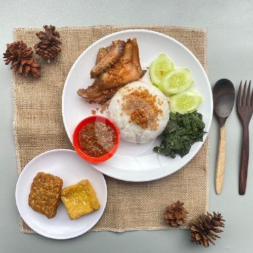 Paket Ayam Dada Pejantan ( Tahu Tempe Biasa ) menu Ayam Goreng Kalasan Mbak Elly, Pasteur