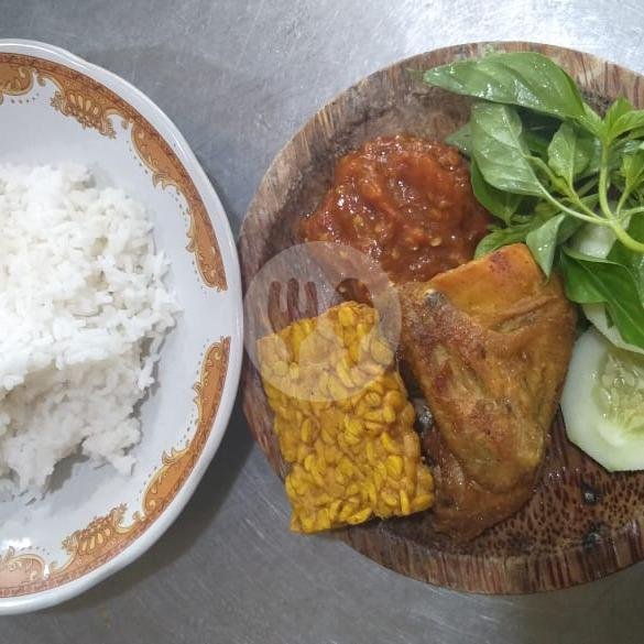 Pecel + Telor + Nasi menu Warung Bu Nur, Klojen