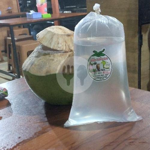 Kelapa Ijo Obat  (Ukuran Kecil) Dipapas menu Kelapa Muda Minan, Bangunan Barat