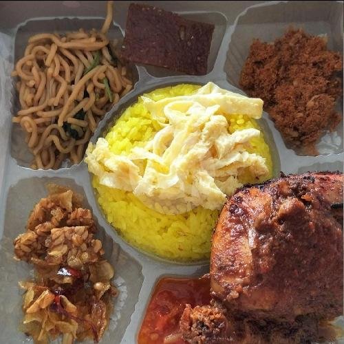 Nasi Kuning Komplit menu Mungil THR, Pucang Anom