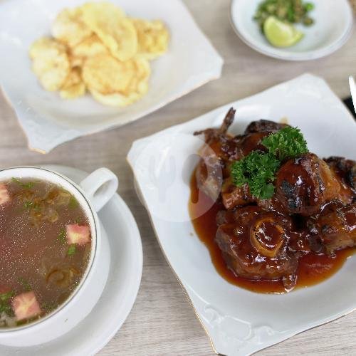Sop Buntut menu Toko Kue Sara Cabang Buring, Buring