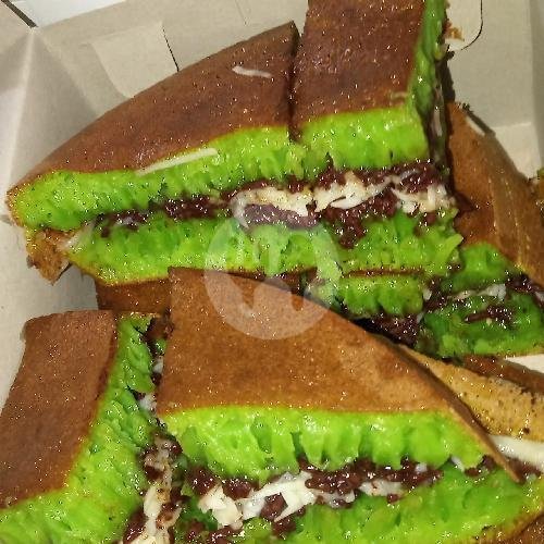 Red Velvet Spesial Coklat Kacang Keju menu Martabak Holden, Gribig
