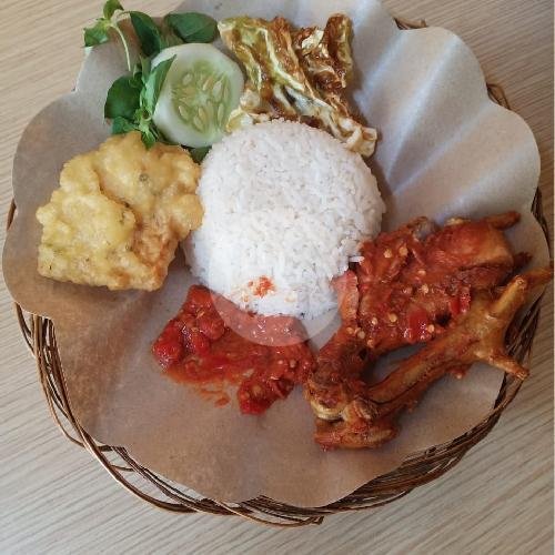 Nasi Lalapan Ayam Crispy+Es Teh/hangat menu Lalapan Jolasima, Dau