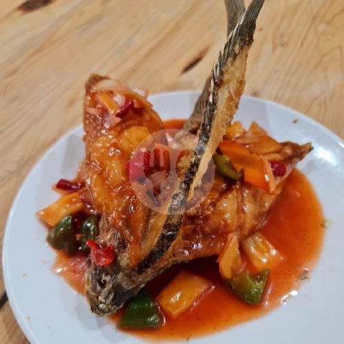Ikan Asam Manis menu Resto Karina Alie, Bandengan Utara