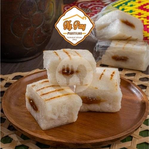 Kue Lapis menu Toko Nyonya Pang Muntilan