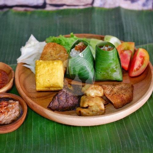 10 Paket Ayam menu Kedai Zainal Fanani 1967, Radio Dalam