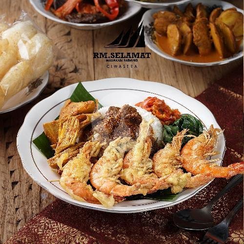 Rendang menu Nasi Padang RM Selamat, Ciwastra