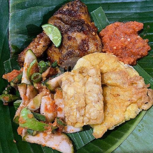 Nasi ayam betutu Spesial Sate Pusut menu Nasi Jinggo 99, Cirendeu