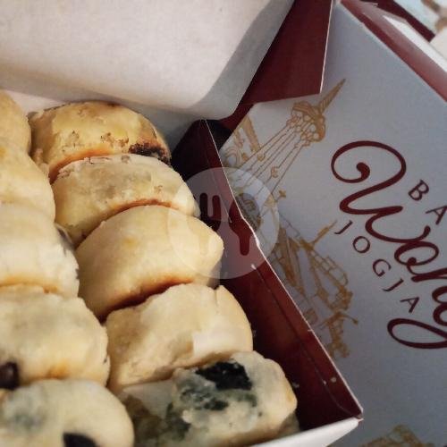 Choco Cashew Crispy Donut menu Donuthing Cirebon By Baim Wong
