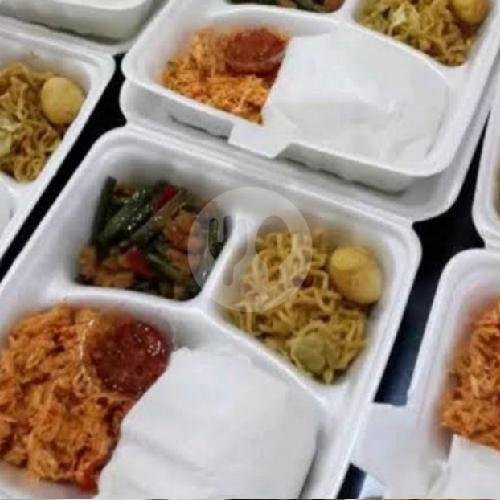 Nasi Campur Telur Dadar+es Teh/hangat menu Warung Biru Cak Man Timur Matos, Veteran