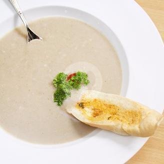 Review Cafe Halaman Taman Sari: Surga Kuliner di Bandung yang Wajib Dikunjungi