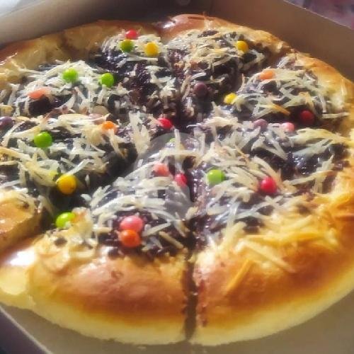 Pizza Mix Besar( 1/2 Coklat 1/2 Keju) menu Pizza Hokcay, Lewo Babakan