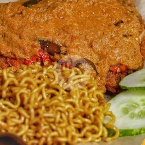 Mie Goreng Telur Ceplok menu Penyetan Nias, Mangu Harjo