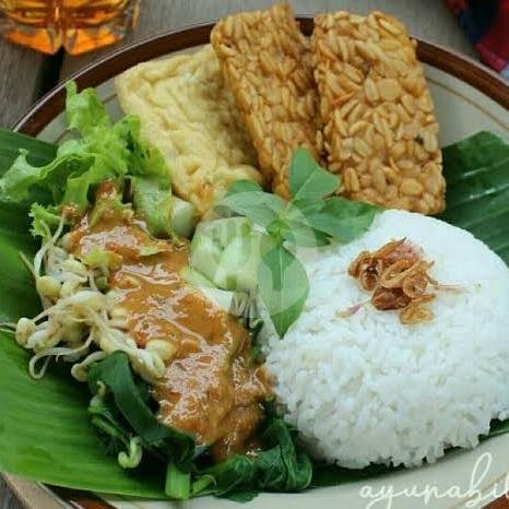 Nasi Kare Ayam ATM (Aku Tayang Moneymu) menu Warung Bu Anggie, Pasar Baru Raya