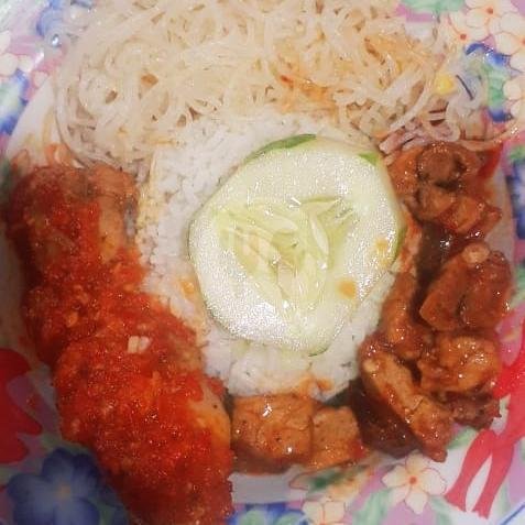 Nasi Kuning Ayam Bumbu Rujak Free Aqua Gelas menu Wr Nasi Kuning Mbak Ria, Gunung Anyar Jaya