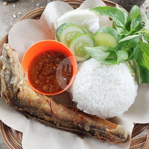 Review Ayam Goreng Sarang Tawon di Jl. RA Kartini: Ayam Crispy dan Sambal Pedas yang Menggoda