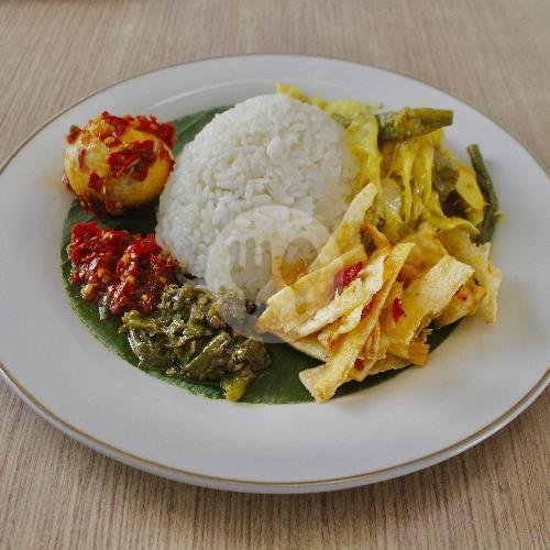 Hemat Tambusu menu Nasi Kapau Jam Gadang