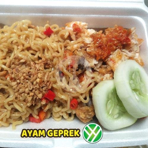 Ayam Geprek Telur menu Ayam Geprek YY, Laweyan