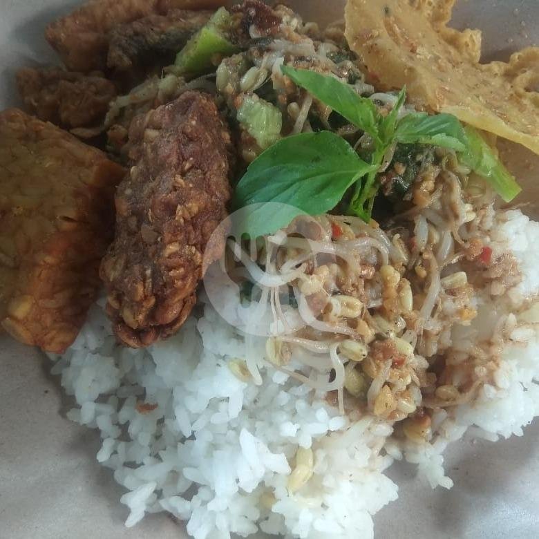 Review Warung Pak Sirat: Kuliner Nyaman di Batu dengan Nasi Empok Campur Komplit