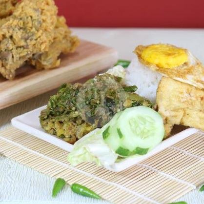 Mie Halu menu Ayam Goreng Nelongso, Cirebon