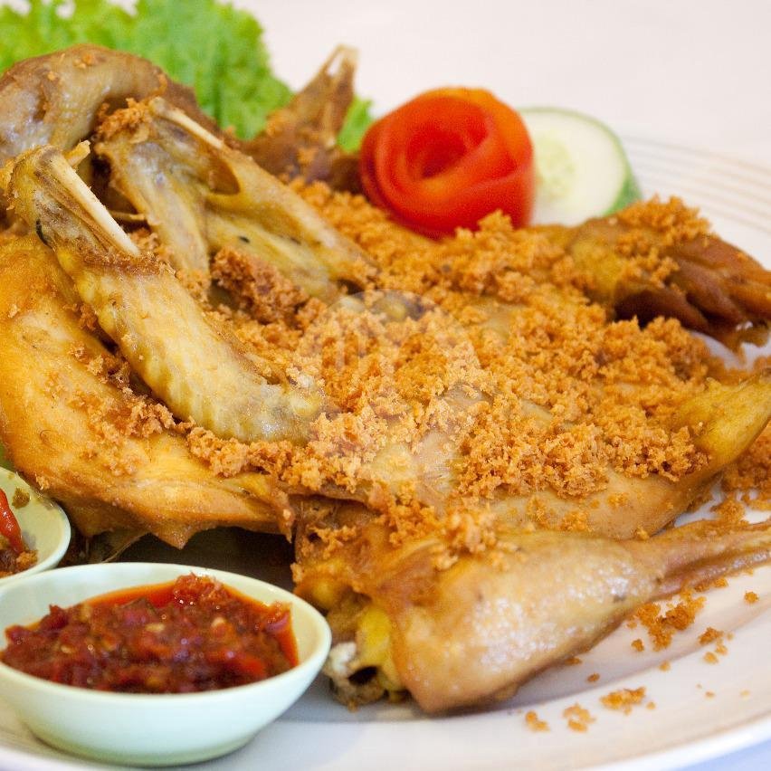 Review RM Ayam Goreng Dapoer Malioboro: Tempat Makan Wajib di Surakarta