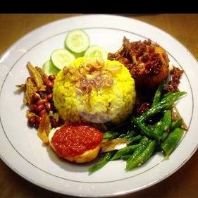 Nasi Kuning Suka Suka: Pengalaman Kuliner Otentik di Gunung Sahari, Jakarta