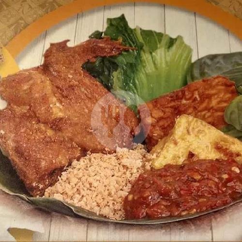 Review Ayam Penyet Ceria di WR Supratman: Kuliner Tradisional Indonesia yang Memuaskan