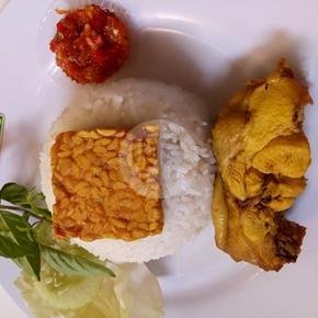 Nasi Ayam Goreng menu Lalapan ala Dewi, Kertoraharjo 2