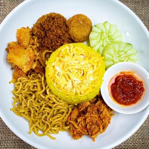 Review Nasi Kuning Wilis di Pujasera Semanggi Malang: Makanan Enak dengan Harga Terjangkau