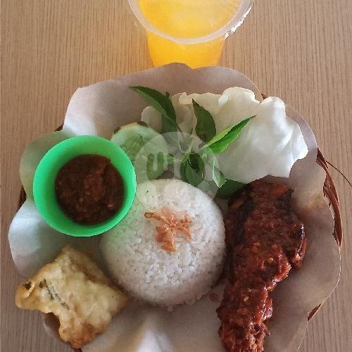 Nasi Lalapan Ayam Goreng Penyet+ Es Nutisari menu Lalapan Jolasima, Dau