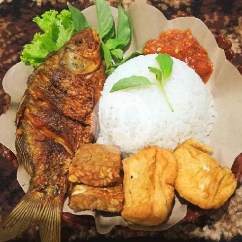 Nasi,Nila Sambel Ijo,Lalapan,Terong Goreng+Tahu Tempe menu Pondok Pecak Belut Dan Ikan Gabus Mbak Surati, Pulogadung