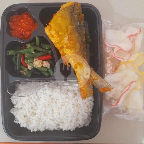 Nasi+ Nugget Ayam+ Kulit Ayam Crispy+krupuk/gorengan+ Saos menu Warteg CBN, Tanjung Duren