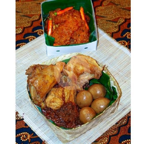 Gudeg Dada 1 ,paha Atas 1 , Telur 3 + Krecek menu Gudeg Wijilan Bu is