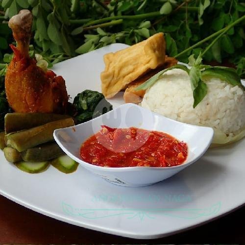 Lalapan Ayam Kampung menu Angkringan Naga, Glagah