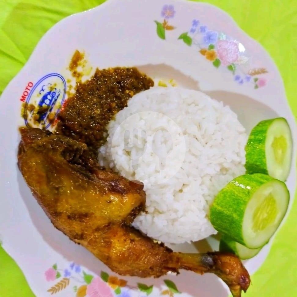 Ayam Goreng Bumbu Hitam menu Nasi Bebek khas Madura Bu Fita