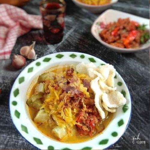 Lontong Sayur Telor Ceplok Balado menu Nasi Uduk Ibu Iis, Matraman