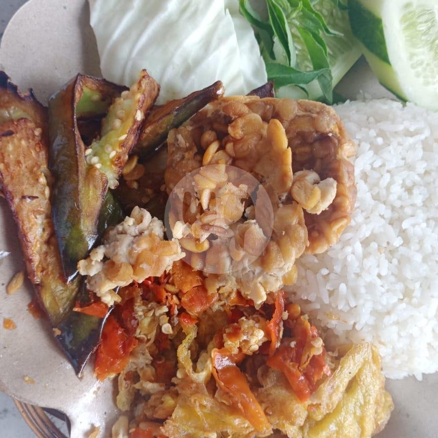 Nasi + Telur + Kobis + Tahu menu Penyetan Mas Kobis, Argulo