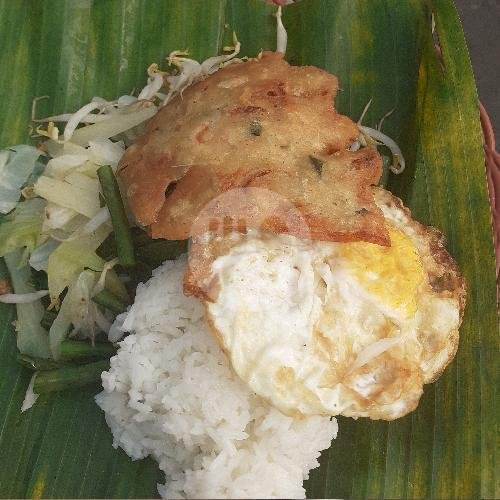 Lontong Pecel + Telor Mata Sapi + Gorengan menu Nasi Pecel Bu Tati, Tebet