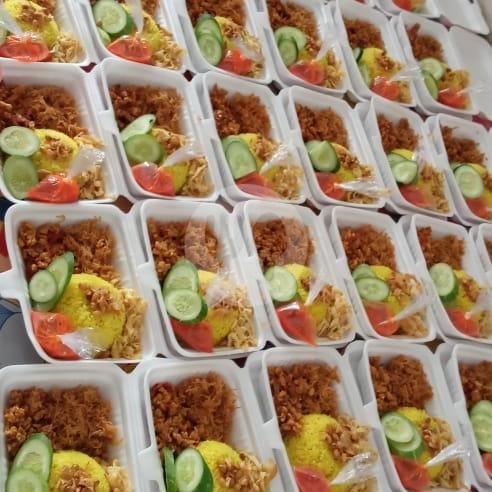 Kerupuk Aci menu Lontong Kari Sapi & Nasi Kuning Rayi Raka, Encep Kartawiria