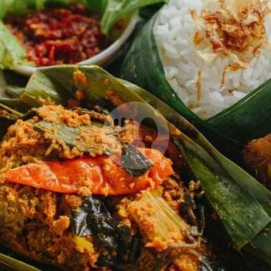 Nasi liwet Ayam Kampung menu Nasi Liwet Alas Daun 